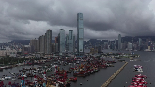 无人机拍摄维多利亚港和港岛天际线电影，香港视频素材