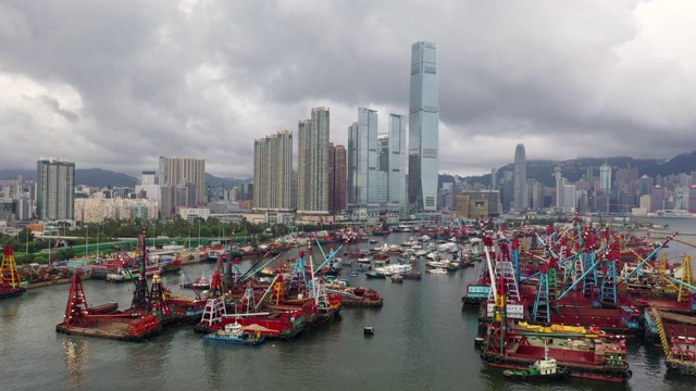 无人机拍摄维多利亚港和港岛天际线电影，香港视频素材