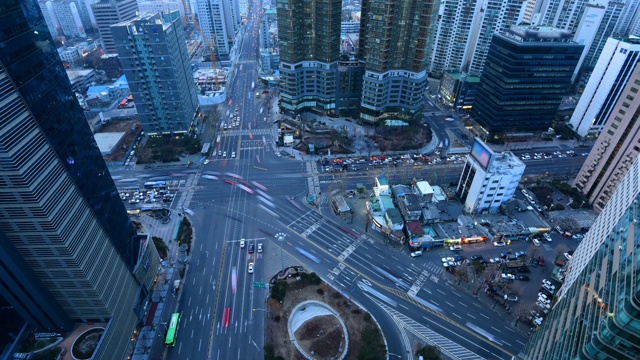 韩国首尔市夜间的交通状况。视频素材