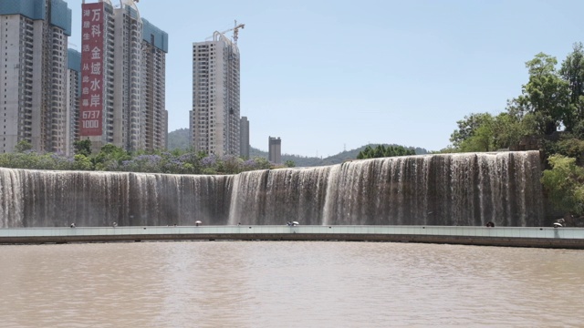 亚洲大瀑布公园昆明，它是中国昆明的著名景点和地标视频素材