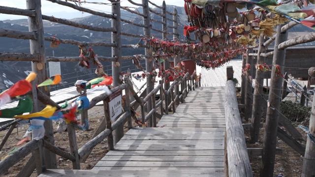 西藏经幡经幡旗石卡雪山，在香格里拉，中国云南视频素材