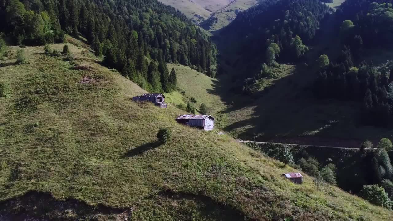 长湖周围的高原木屋和迷人的自然风光(Uzungöl)
土耳其特拉布宗/ 11/13/2018视频下载