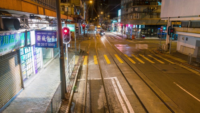 中国香港夜间有轨电车快速移动的时间流逝视频素材