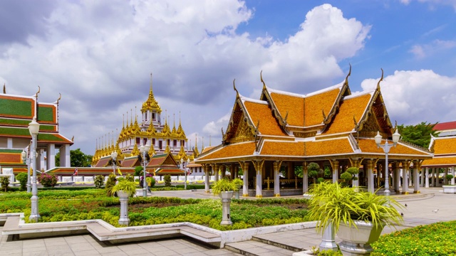 时间:Loha Prasat，金色金属多顶或尖顶城堡修道院，Wat Rajanaddaram寺庙，和皇家亭，曼谷老城，泰国视频素材