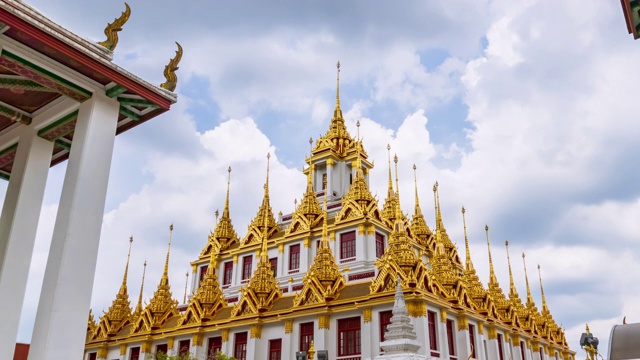 时间流逝:Loha Prasat，金色金属多顶或塔尖城堡寺庙，Wat Rajanaddaram Temple，曼谷老城，泰国;放大视频素材