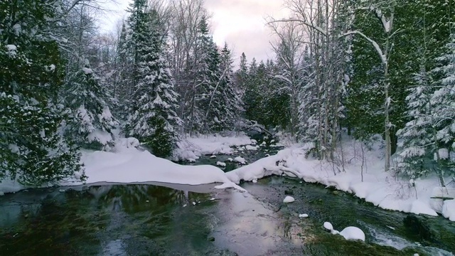 奥特雷恩河上美丽的冬季景色。视频素材