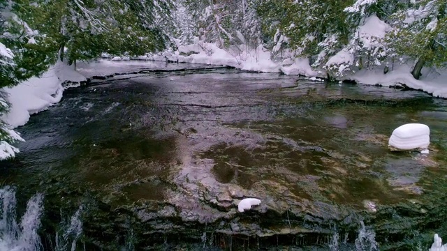 奥特雷恩河上美丽的冬季景色。视频素材