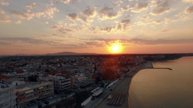 空中景象的海岸度假小镇在日出的Nea Kallikratia，希腊视频素材