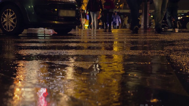 雨夜在城中，人们过马路视频素材