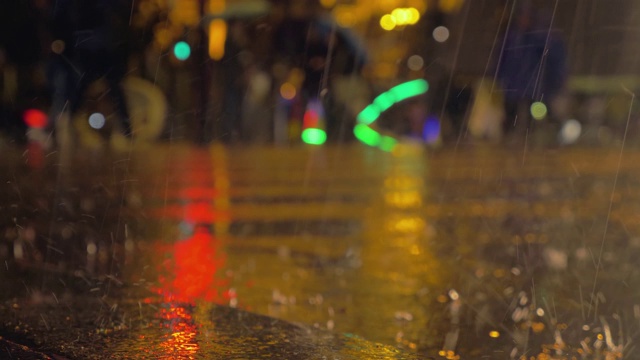 夜城大雨倾盆视频素材