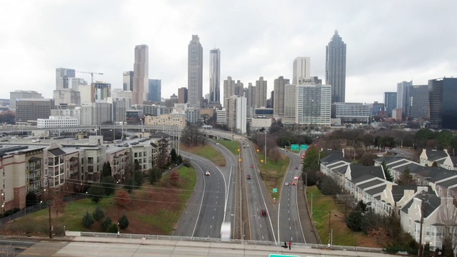 Time Lapse Aerial: Atlanta Skyline on Cloudy Day as Cars Race Across Highways和天桥上的汽车视频素材