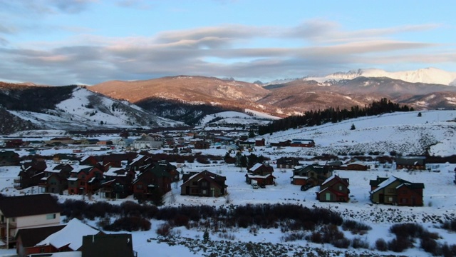 航拍:在落基山脉的视野中，帐篷里的木屋被白雪覆盖视频素材