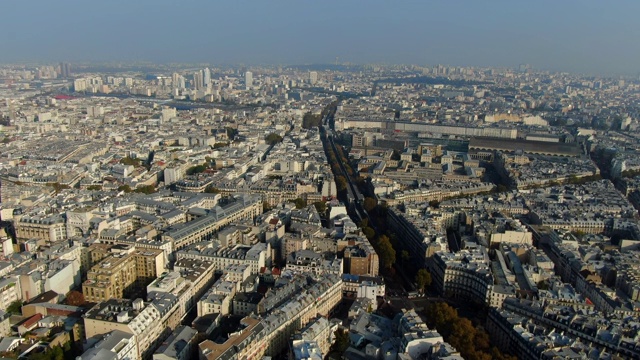 航拍:巴黎城市景观，有许多建筑和屋顶，法国视频素材