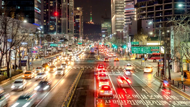 韩国首尔市区龙山谷的交通夜景视频素材