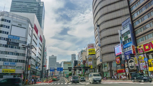 缩小时间流逝:日本东京新宿区的交通状况视频素材