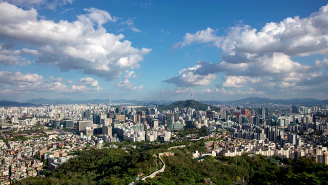 韩国首尔市区和英望山的夏季云景视频素材