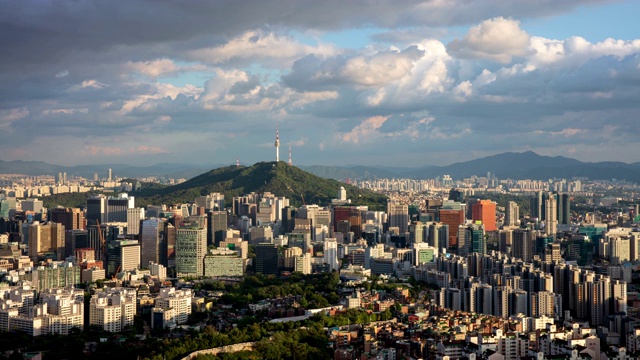 在夏天的首尔大厦和首尔市中心地区的云景视频素材