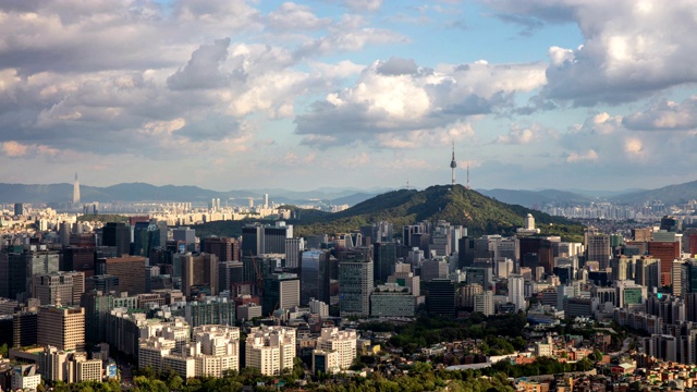 在夏天的首尔大厦和首尔市中心地区的云景视频素材