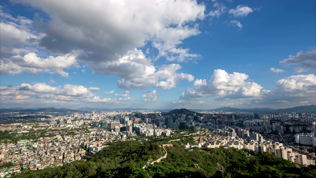 韩国首尔市区和英望山的夏季云景视频素材