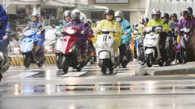 台北市雨天的踏板车视频素材