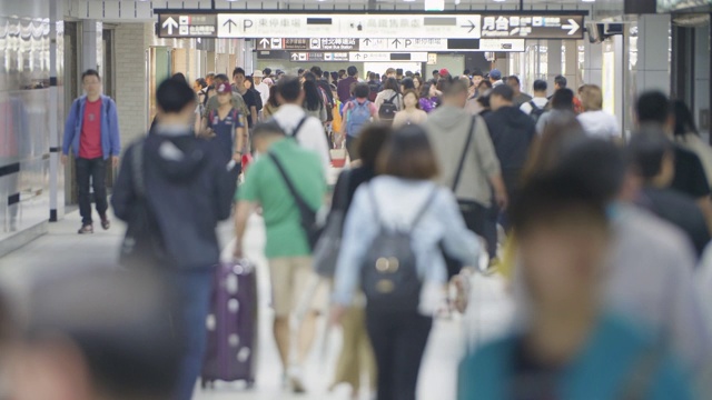 台北火车站人潮汹涌视频素材