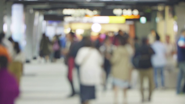 台北拥挤的火车和地铁站视频素材