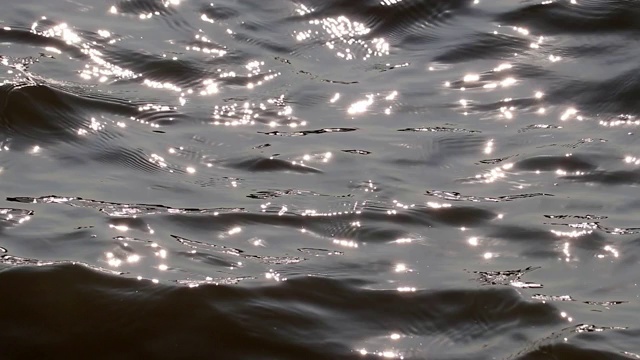 美丽宁静的海景。阳光在波浪形的水面上闪闪发光。视频素材