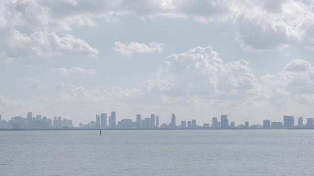 迈阿密市中心的美丽全景，在阳光明媚的夏天在蓝色的海洋上的船拍摄。4K镜头慢动作。视频素材