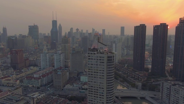 夕阳下的上海天际线。黄埔的城市。中国鸟瞰图视频素材