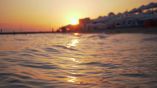 夏日的海景和度假胜地，金色的夕阳视频素材