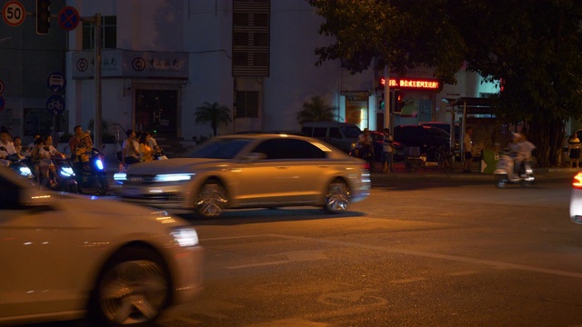 三亚城市中心夜间时间照明交通街道全景4k中国海南视频素材