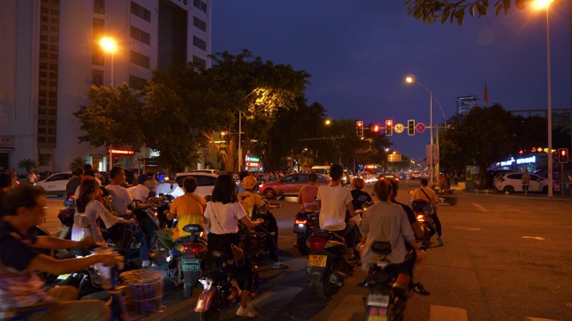 三亚城市中心夜间时间照明交通街道全景4k中国海南视频素材