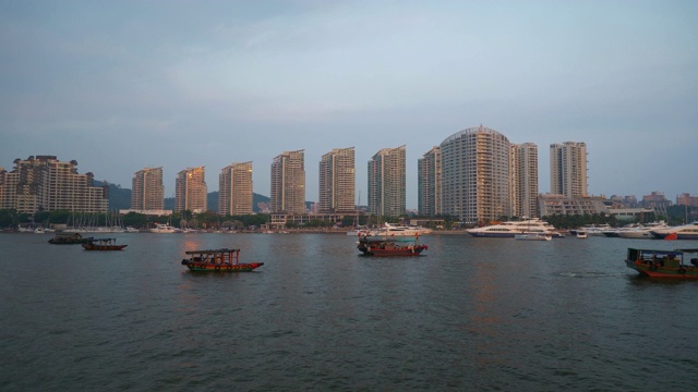 日落时间三亚市游艇交通码头湾全景4k海南中国视频素材