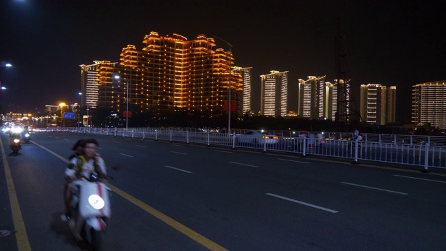 三亚城市中心夜间时间照明交通街道全景4k中国海南视频素材