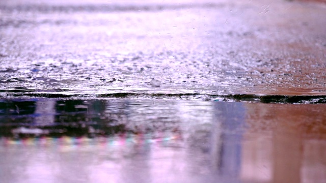 慢动作雨点落在地板上视频素材