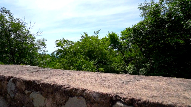 从克里米亚南岸黑海海岸森林斜坡上的道路上观看视频素材