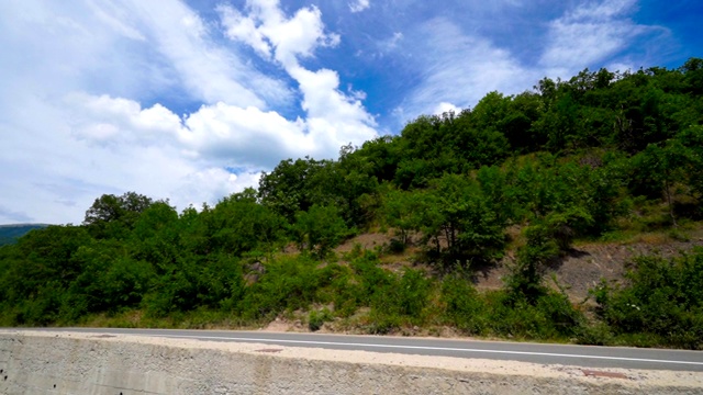 夏季，克里米亚南部海岸森林山坡上的空旷道路视频素材