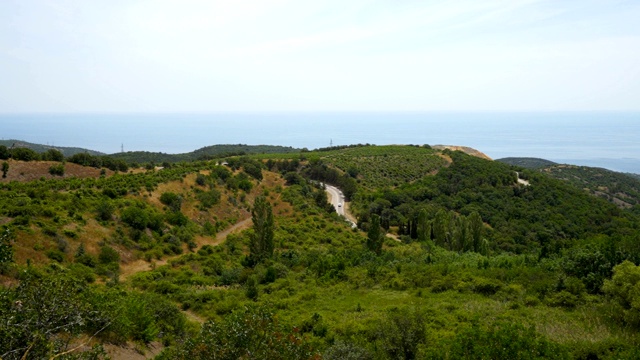 克里米亚南岸黑海海岸山路的夏季景观视频素材