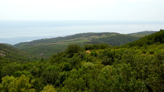 克里米亚南岸黑海海岸山路的夏季景观视频素材