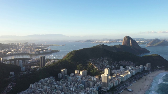 鸟瞰图科帕卡巴纳海滩在里约热内卢de Janeiro，舒格洛夫在后面视频素材