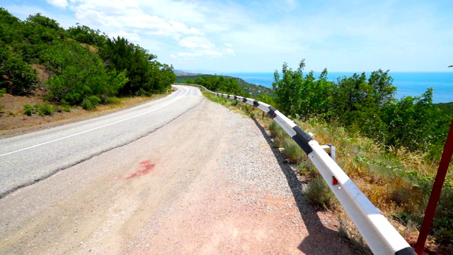 克里米亚南部海岸沿海的空旷山路视频素材