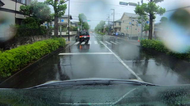 在雨中开车视频素材