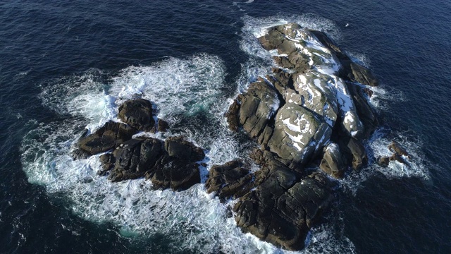 海浪撞击岩石的鸟瞰图视频素材