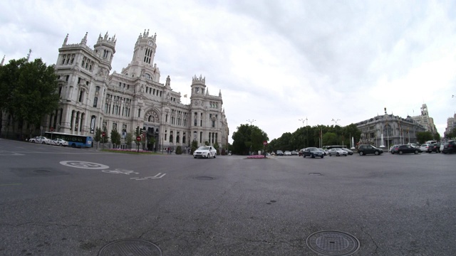 西班牙马德里，交通经过Palacio de Comunicaciones和Plaza de la Cibeles的时间流逝视频素材