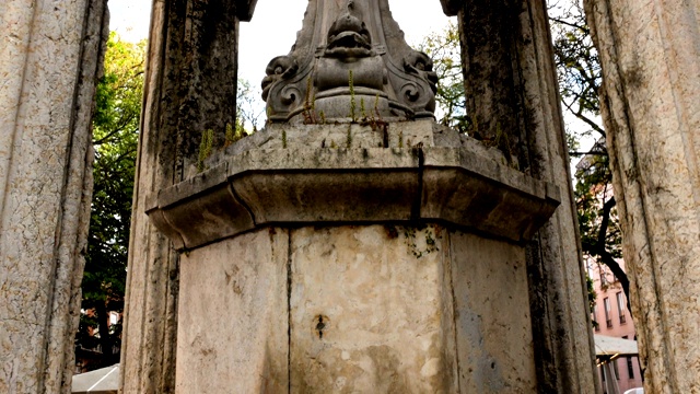 里斯本广场，Largo do Carmo的观点，一个夏天的下午在Bairro Alto区一个受欢迎的广场，里斯本，葡萄牙视频素材