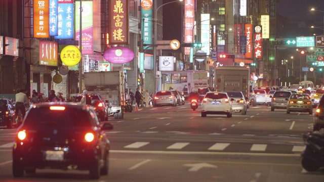 台北市区夜景与交通视频素材