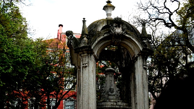 里斯本广场，Largo do Carmo的观点，一个夏天的下午在Bairro Alto区一个受欢迎的广场，里斯本，葡萄牙视频素材