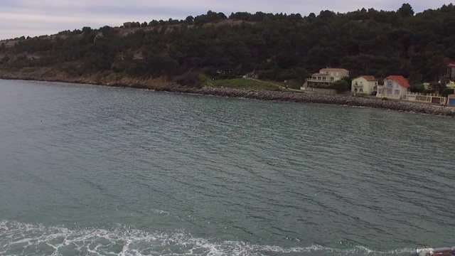 小船在海上。日落时漂浮的船的鸟瞰图。多云的天空，五彩缤纷的风景。俯视图从无人机的船。海景摩托艇。大西洋。视频素材