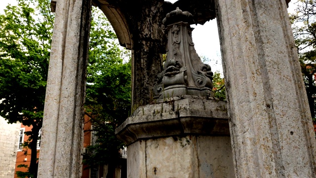 里斯本广场，Largo do Carmo的观点，一个夏天的下午在Bairro Alto区一个受欢迎的广场，里斯本，葡萄牙视频素材