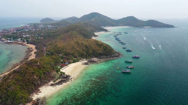 海浪，海滩和岩石海岸线和美丽的森林Koh Larn，芭堤雅，泰国鸟瞰图。美丽的自然背景。视频素材